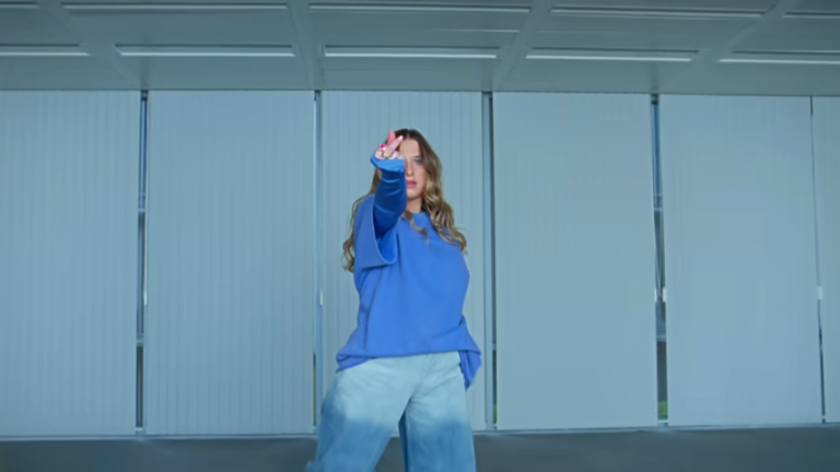 Helena dans le clip de son titre “Mauvais Garçon”, un tube désormais incontournable.